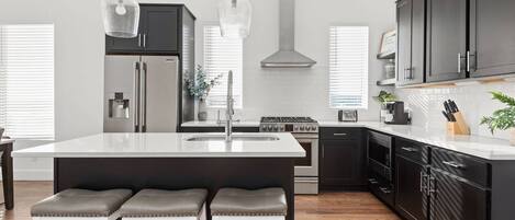 Refrigerador, microondas, lavavajillas, cafetera/tetera