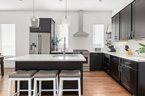 Elmhurst ~ 6 Beds, 2 Mi Downtown / Broadway, Free Parking, Space for Everyone, Covered Outdoor Areas
