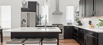 Elmhurst ~ 6 Beds, 2 Mi Downtown / Broadway, Free Parking, Space for Everyone, Covered Outdoor Areas