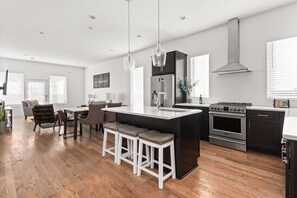 Réfrigérateur, micro-ondes, lave-vaisselle, cafetière/bouilloire