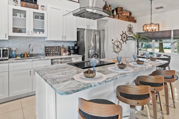 Kjøleskap, mikrobølgeovn, ovn og kokeplater