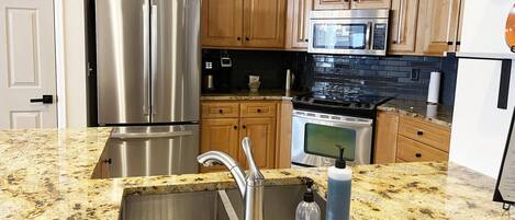 Refrigerador, microondas, horno, placa de cocina