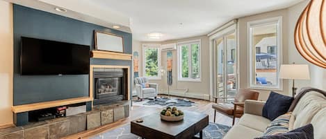 Smart TV, chimenea, libros