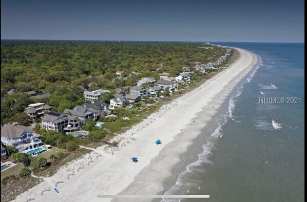 على الشاطئ، كراسي للتشمس