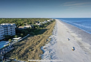 På stranden och solstolar