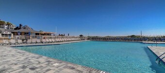 Beach. View. Suite. 1 br. 1 ba. Sleeps 5