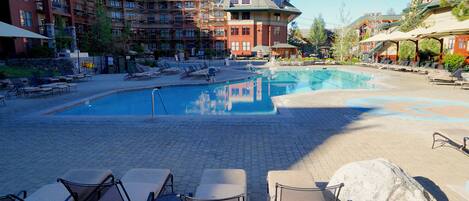 Piscina a l'aire lliure (horari: 08:00-21:00), para-sols i gandules
