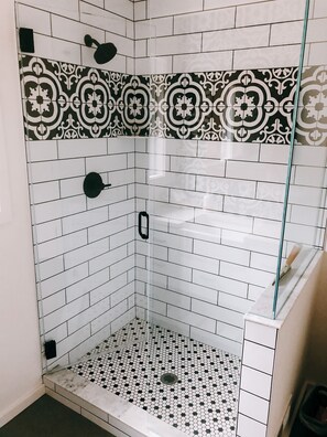 Bañera con ducha, secador de pelo, toallas, jabón