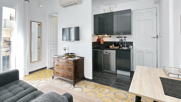 Eine moderne Wohnung mit Küche, Essbereich und Wohnzimmer.