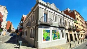 A building with a balcony and a colorful mural on the facade. - Casa Nanit Apt B near Camp Nou (L'Hospitalet de Llobregat)