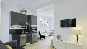 A modern apartment with a kitchen, dining area, and living room. - Casa Nanit Apt B near Camp Nou (L'Hospitalet de Llobregat)