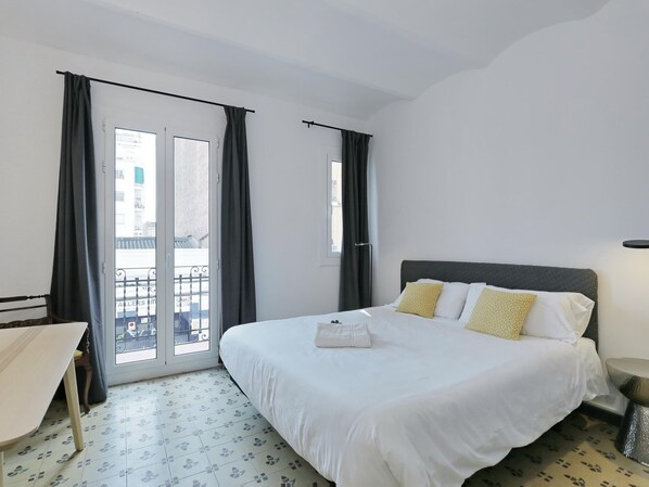 2 bedrooms, iron/ironing board, internet, bed sheets