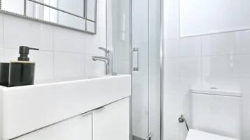 Douche, sĂšche-cheveux, serviettes fournies