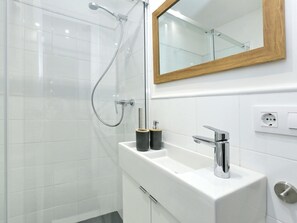 Shower, hair dryer, towels - Casa Nanit Apt C near Camp Nou (L'Hospitalet de Llobregat)