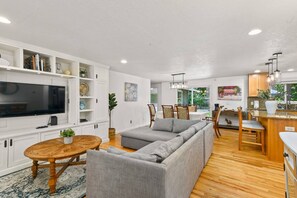 Ping pong - Phenomenal Single Level Home Featuring Incredible Outdoor Golf Option w/ Gazebo, Fire-Pit, and Patio (Lake Oswego)