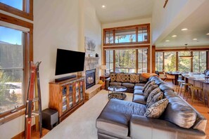 Smart TV, fireplace, video games, Hulu - Winter Park Resort Villa 301 I Private Hot Tub I Great Views I Bunk Room I Discounted Attractions (Winter Park)