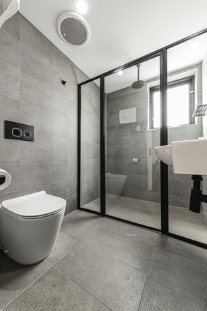 Combined shower/bathtub, hair dryer, towels, soap
