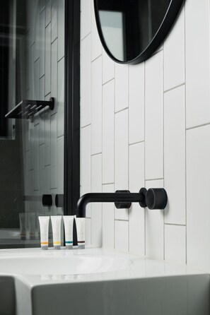 Combined shower/bathtub, hair dryer, towels, soap