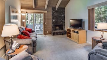 Smart TV, perapian, video game, dan pemutar DVD