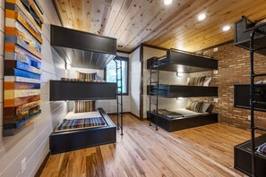 5 slaapkamers, een bureau, een strijkplank/strijkijzer, reisbedje