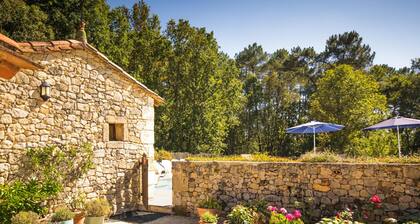 GĂźte sur domaine avec piscine commune