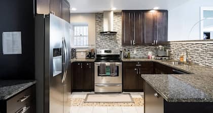Two-story condo in luxury townhouse. Free parking.