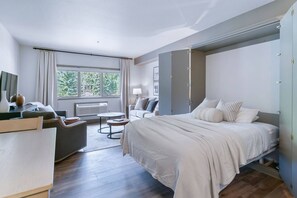 Tabla de planchar con plancha, wifi gratis y ropa de cama 