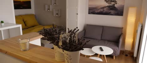 Smart-TV, Bücher, Stereoanlage