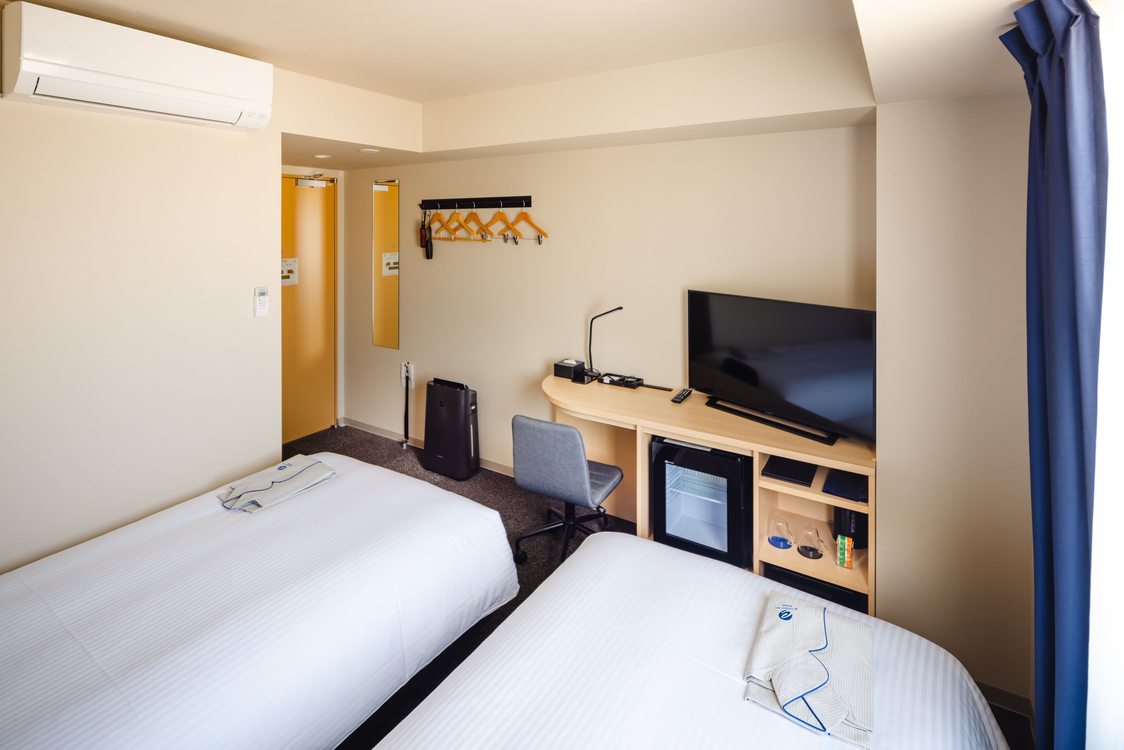 twin room, non smoking | 1 bedroom, in-room safe, desk, blackout curtains