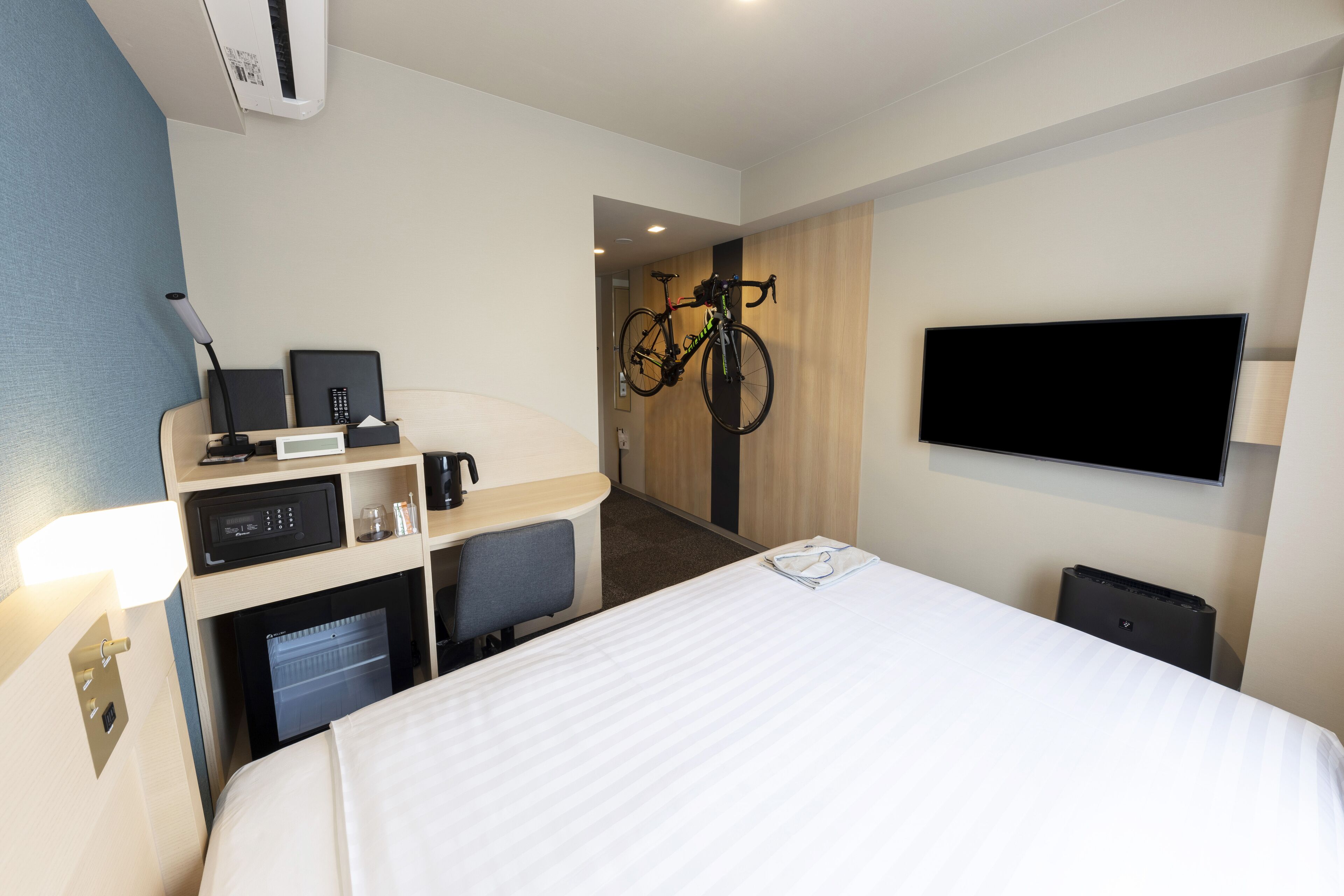 cycle single room, non smoking | 1 bedroom, in-room safe, desk, blackout curtains