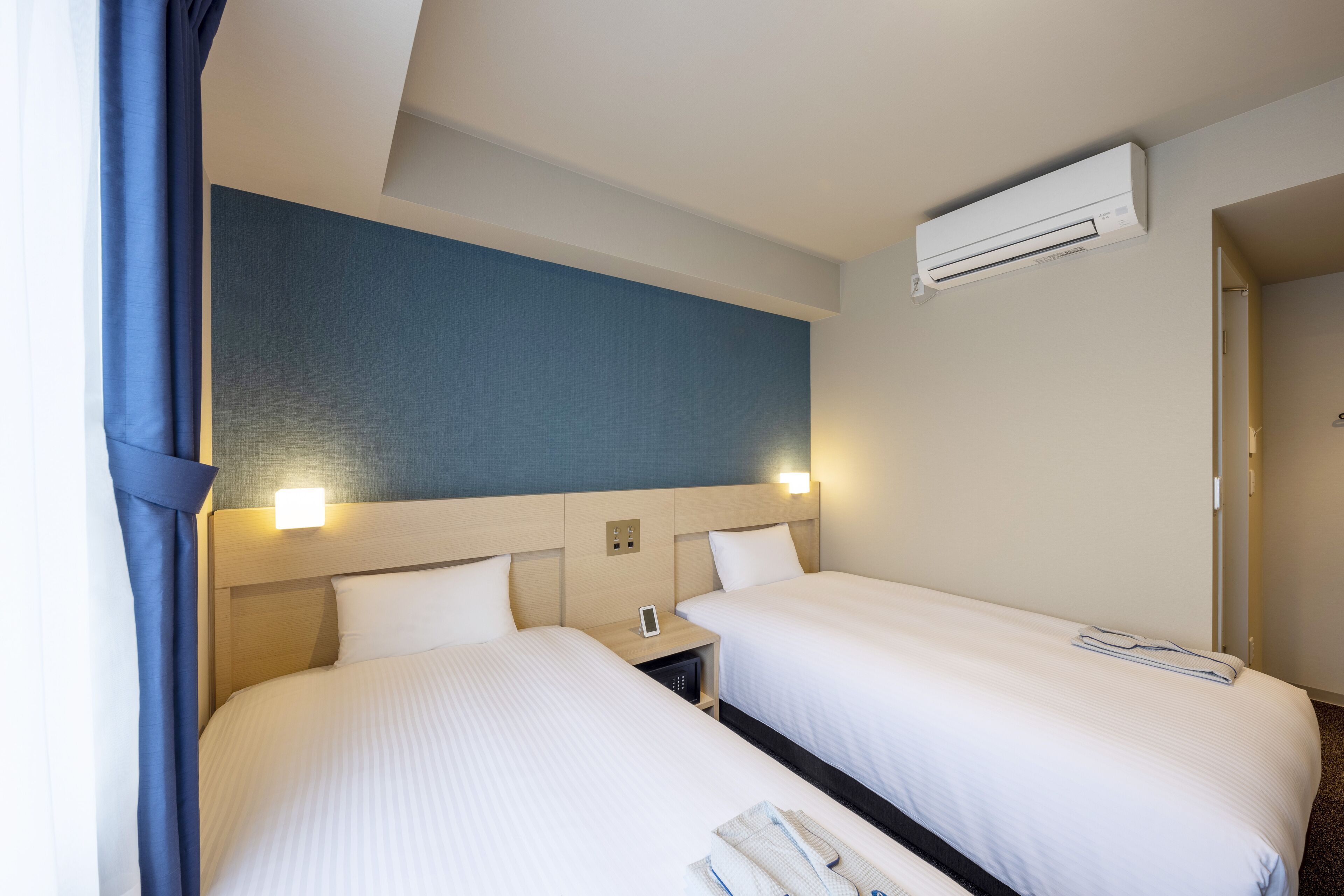 twin room, non smoking | 1 bedroom, in-room safe, desk, blackout curtains