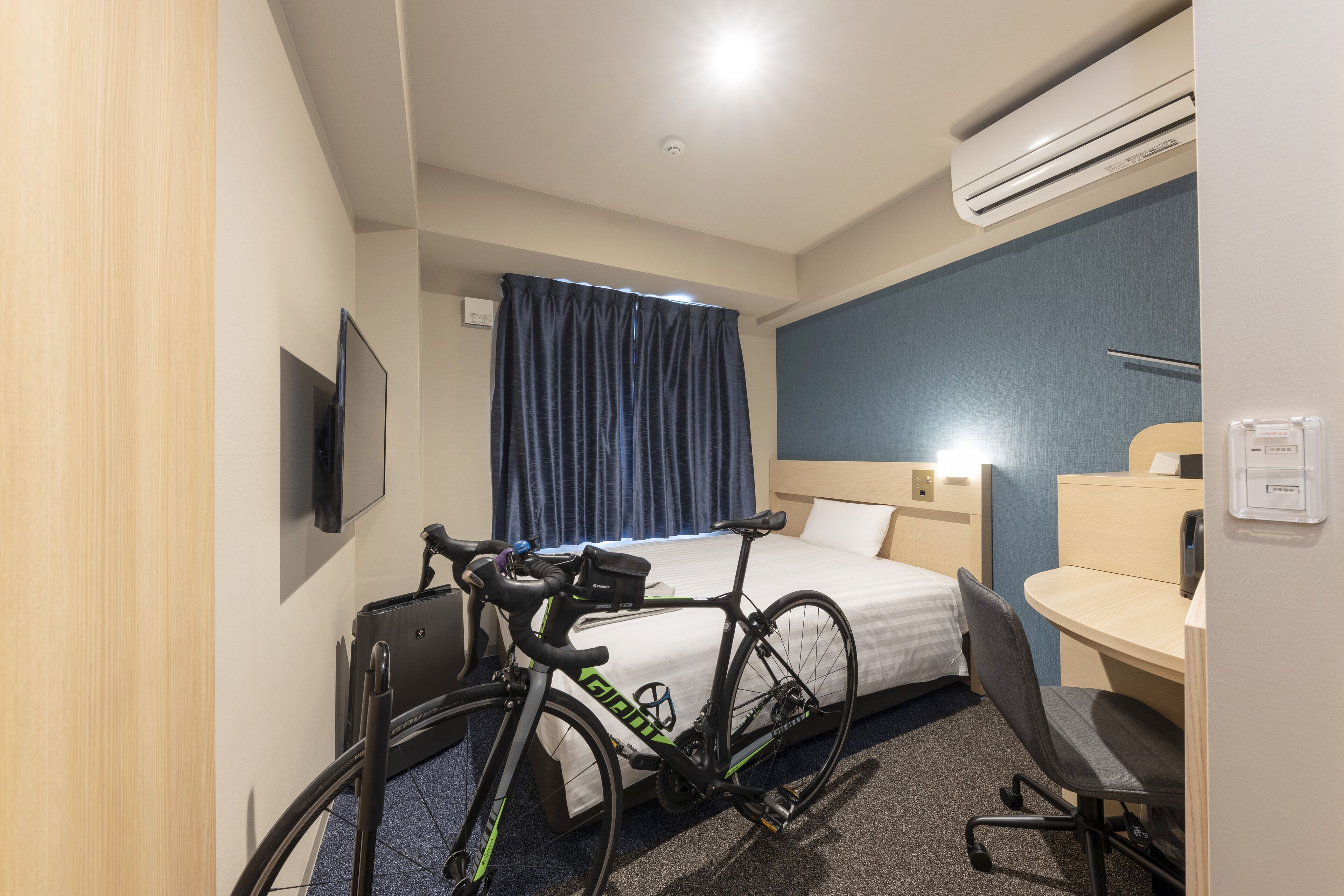 cycle single room, non smoking | 1 bedroom, in-room safe, desk, blackout curtains