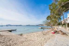 Una spiaggia nelle vicinanze