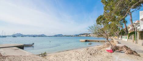 Una spiaggia nelle vicinanze