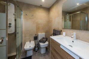 Regadera, secadora de cabello, toallas 