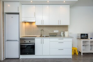 Refrigerador, microondas, horno, placa de cocina