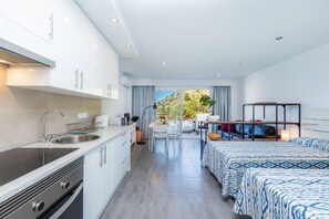 1 habitación, tabla de planchar con plancha, wifi gratis y ropa de cama 