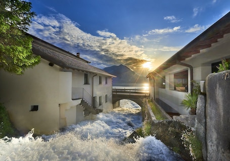 Exterior. Apartment "El Lavandee" with Lake Access, Lake & Mountain View, A/C, Wi-Fi