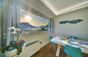 Dining - Apartment "El Lavandee" with Lake Access, Lake & Mountain View, A/C, Wi-Fi (Varenna)