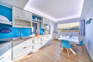 Frigorífico, microondas, horno y placa de cocina