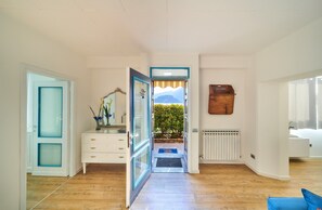 Interior - Apartment "El Lavandee" with Lake Access, Lake & Mountain View, A/C, Wi-Fi (Varenna)