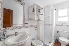 Bruser, hårtørrer, håndklæder