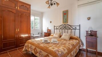 2 bedrooms, iron/ironing board, free WiFi, bed sheets
