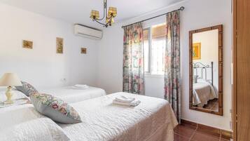 2 bedrooms, iron/ironing board, free WiFi, bed sheets