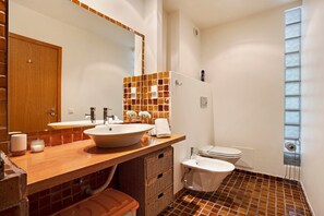 A bathroom with a wooden vanity, a large mirror, a sink, a toilet, and a shower area. - Villa Arrancada 7 with Mountain View, Pool, Garden & Wi-Fi (Vale de Margem)