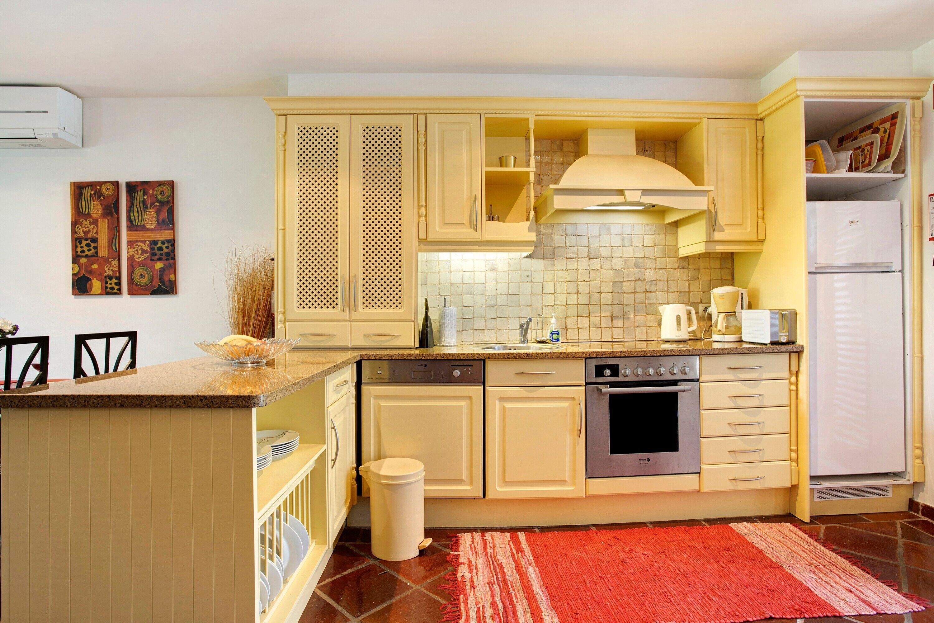 雪櫃、微波爐、焗爐、爐具