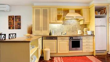 Køleskab, mikrobølgeovn, ovn, kogeplade