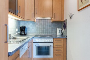 Kühlschrank, Ofen, Geschirrspüler, Wasserkocher mit Kaffee-/Teezubehör