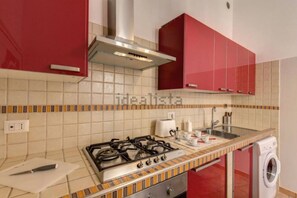 Kühlschrank, Ofen, Herdplatte, Wasserkocher mit Kaffee-/Teezubehör