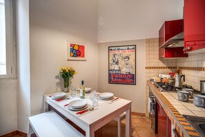 Fridge, oven, stovetop, coffee/tea maker
